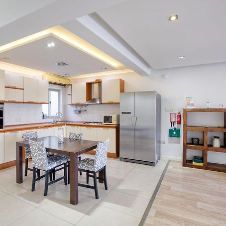 Seafront Apartment-Hosted By Sweetstay Pieta Exterior photo