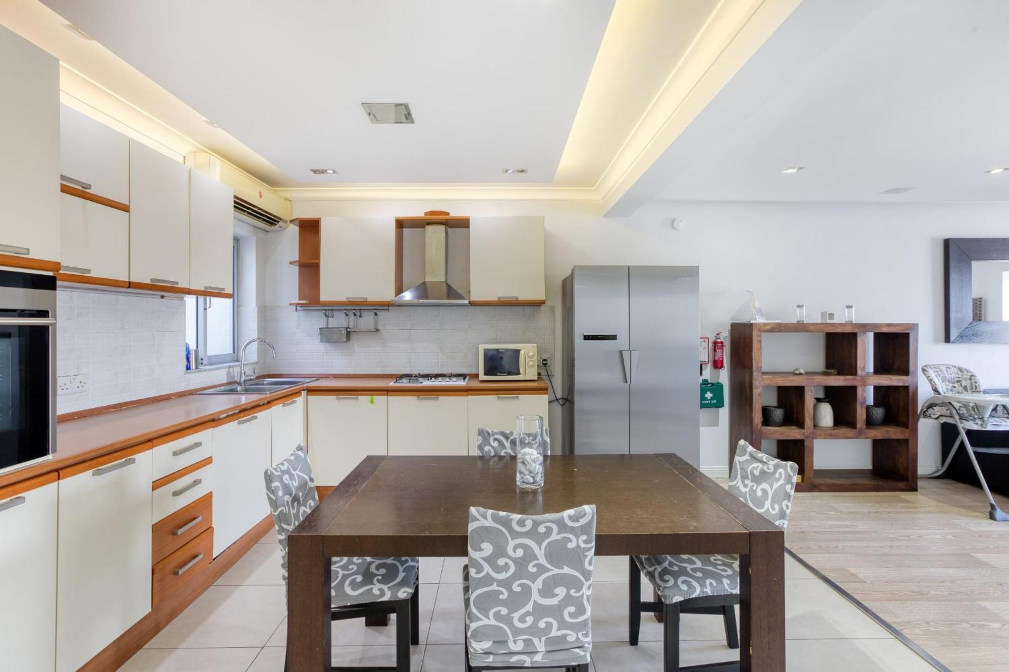 Seafront Apartment-Hosted By Sweetstay Pieta Exterior photo